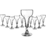10 Champagner-Flûtes Um 1900. Farbloses Glas. Facettierter Schaft. Höhe je 16.5 cm