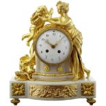 Kaminuhr "à l'amour" 19. Jh. Stil Louis XVI. Gehäuse aus weissem Stein und vergoldeter Bronze.