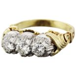 Diamant-Ring Gelbgold/Weissgold 585. Mit drei Brillanten von zusammen ca. 1.10 ct. Reich verzierte