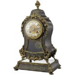 Tischpendule Um 1880. Stil Louis XV. Holzgehäuse mit Boulle-Marketerie und Bronze-Zierbeschlägen.