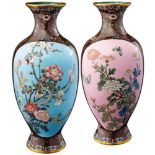 Paar Cloisonné Vasen Japan Meiji (1868-1912). Je ein Medaillon mit Blumen und Vögeln auf