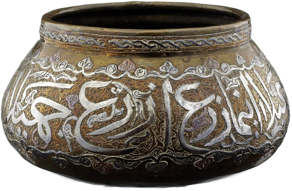 Cairoware Schale Ägypten um 1900. Messing dekoriert mit Blattranken und Schrift in Silber und
