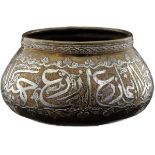 Cairoware Schale Ägypten um 1900. Messing dekoriert mit Blattranken und Schrift in Silber und