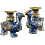 Zwei figurale Cloisonné Kerzenhalter China 20. Jh. Stilisierte Phönixe mit Kerzenschale auf dem