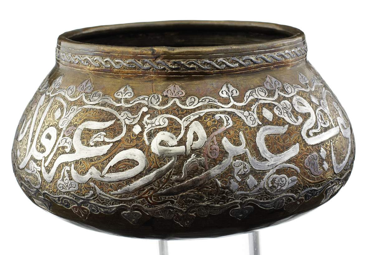 Cairoware Schale Ägypten um 1900. Messing dekoriert mit Blattranken und Schrift in Silber und - Image 2 of 2