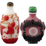 Zwei Glas Snuff bottles China 1. Hälfte 20. Jh. Ein Fläschchen aus Milchglas mit Reihern in rotem