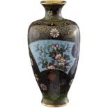Kleine Email Cloisonné Vase Japan Meiji (1868-1912). Kartuschen mit Blumen und Schmetterlingen
