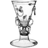 Pokal Antik. In der Art des 17. Jh. Farbloses, dünnwandig geblasenes Glas. Gezwickter Nodus. Die