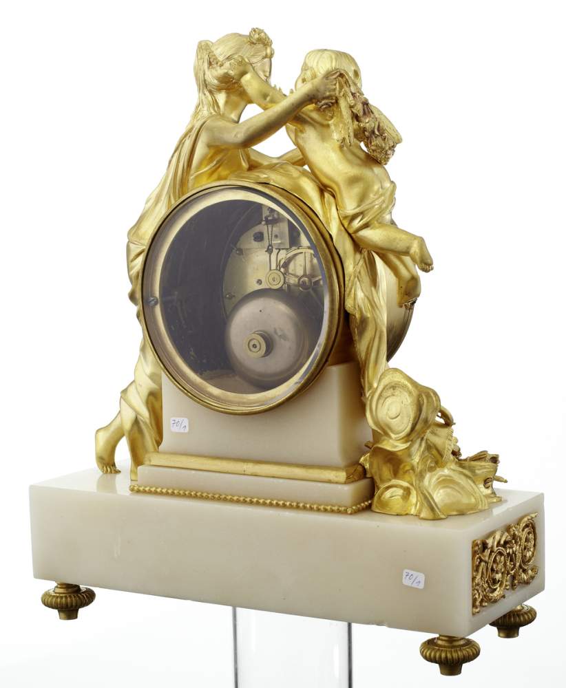 Kaminuhr "à l'amour" 19. Jh. Stil Louis XVI. Gehäuse aus weissem Stein und vergoldeter Bronze. - Image 2 of 4