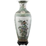 Porzellanvase China 1. Hälfte 20. Jh. Bemalt in der "Famille verte"-Palette mit Kartuschen von