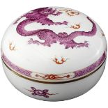 Zierdose "Drache" Meissen Mitte 20. Jh. Porzellandose mit Malerei "Roter Drache". Ränder