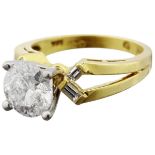 Diamant-Ring Gelbgold/Weissgold 750. Mit einem Brillanten von ca. 2 ct, ca. W/Pi2. Mit kleinem