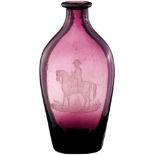 Schnapsflasche "Napoléon" 19. Jh. Violettes Glas. Im Stand Abrissnarbe. Auf der Wandung fein