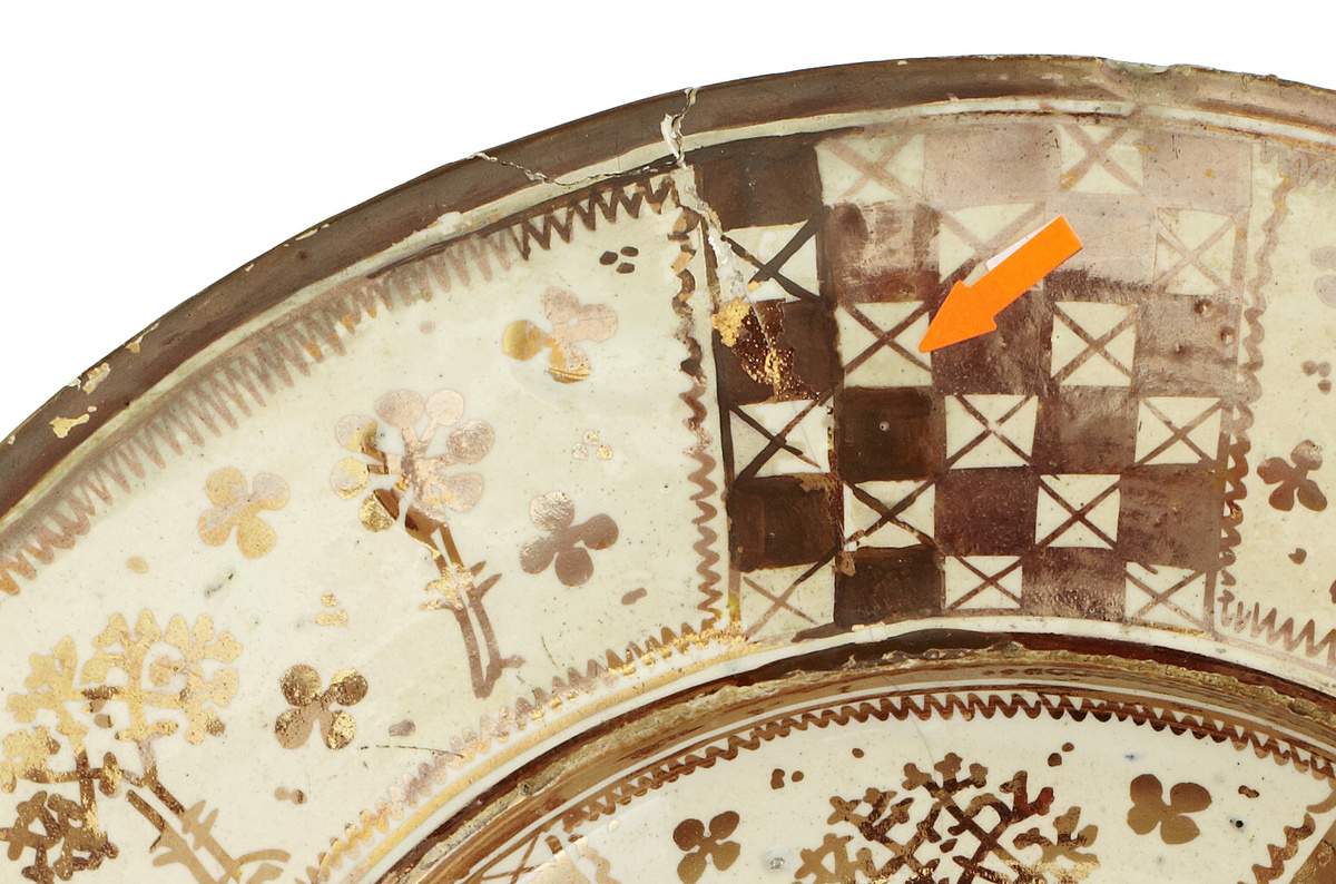 Platte mit Lüstermalerei Spanien 17./18. Jh. Crèmefarben glasierte Keramik. Kupferfarbene - Image 3 of 3