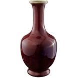 Monochrome Porzellanvase China 19. Jh. Mit opaker ins Violette verlaufender "Sang-de-Boeuf"-