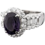 Spinell-Ring Platin 900. Massiver Ring mit einem violetten Spinell von 3.45 ct. Umgeben von 26