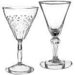 2 Fussgläser 18. Jh. Zwei diverse Pokale aus farblosem, dünnwandig geblasenem Glas. Höhe 13.2 cm und