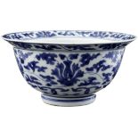 Blau-weisser Porzellanbol China Qing-Dynastie (1644-1912). Tiefe Schale mit schräger Fahne auf hohem