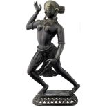 Grosse Bronzefigur Nepal 20. Jh. Bronze mit dunkler Patina. Auf durchbrochenem Lotussockel tanzende,