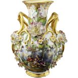 Ziervase Um 1850. Porzellanvase mit reichem, plastischem Blütendekor. Polychrom staffiert. In