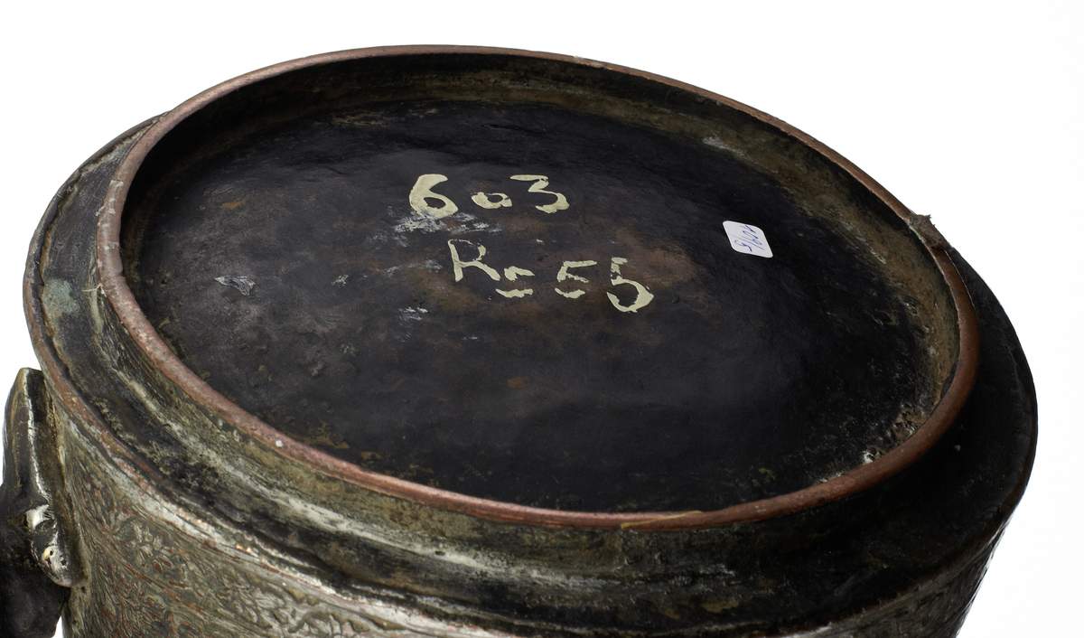 Grosse Kanne Zentral-Asien 19. Jh. Kupfer verzinnt, der makaraförmige Henkel aus Messing. - Image 3 of 3