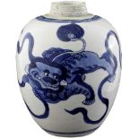 Blau-weisses Töpfchen China Kangxi-Periode (1662-1722). Porzellan. Zwei buddhistische Löwen mit