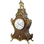 Pendule "Gübelin" Anfang 20. Jh. Stil Louis XV. Auf dem Zifferblatt signiert "E. Gübelin,