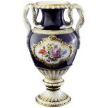 Ziervase Meissen 1924 - 34. Porzellanvase mit Schlangenhenkeln. Kobaltfond. Reiche Ziervergoldung.