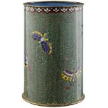 Cloisonné Pinselbecher China um 1920. Bunte Schmetterlinge auf grünem Spiralgrund. Innen und Boden