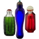 Drei monochrome Snuff bottles China 1. H. 20. Jh. Aus transparentem rotem oder blauem Glas, ein