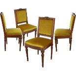 4 Stühle Um 1800. Stil Diréctoire. Nussbaumholz massiv. Reliefiert geschnitzte Ornamentik. Sitz- und