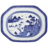 Grosse Exportporzellan-Platte China um 1800. Bemalt in Unterglasurblau mit Pagoden in