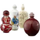 Vier Snuff bottles China 1. Hälfte 20. Jh. Zwei Fläschchen aus Porzellan, davon eines bemalt mit