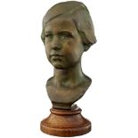 Meyer Adolf 1867 Basel - 1940 Zollikon "Anita Meyer". Bronzebüste auf Holzsockel. Signiert,
