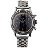 Chronograph "Heuer" Um 1950. Stahlgehäuse. Boden gedrückt. Schwarzes, signiertes Zifferblatt mit