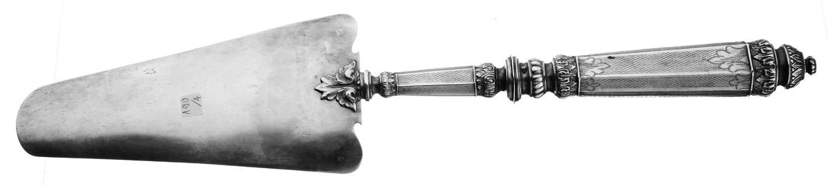 Tortenheber Frankreich um 1860. Silber. Schaufel guillochiert mit Kartuschenfeld. Massiver Griff, - Image 2 of 4