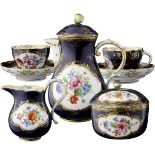 Tête-à-tête Meissen um 1880. Porzellan mit Kobaltfond. Bestand: Kaffeekanne, Zuckerdose, Crémier,