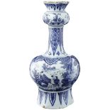 Fayence-Vase Wohl Frankfurt 18. Jh. Bläulich-weiss glasierte Fayence. Umlaufende Blaumalerei mit