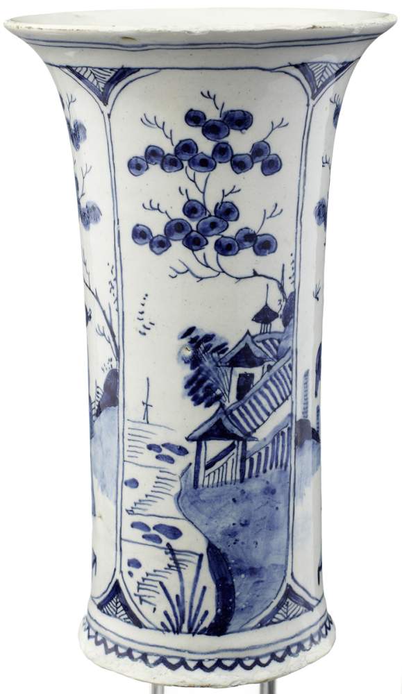 Fayence-Vase Wohl Delft 18. Jh. Weiss glasierte Fayence. Umlaufende Blaumalerei mit - Image 2 of 3