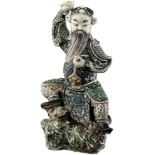 "Famille verte" Porzellanfigur China um 1900. Die daoistische Gottheit Zhenwu in Rüstung auf Felsen,