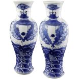 Paar blau-weisse Vasen China 19. Jh. Porzellan. Bemalt mit einem aus Wellen springenden Karpfen,