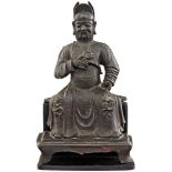 Figur eines Würdenträgers China 17./18. Jh. Bronze mit dunkler Patina. Bärtiger Mann in