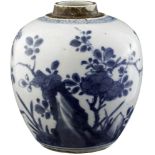 Blau-weisses Töpfchen China 18. Jh. Porzellan. Bemalt mit Lochfelsen und Blumen in