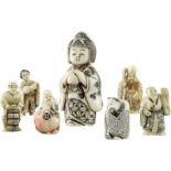 Lot figürliche Netsuke China und Japan 20. Jh. Elfenbein und Bein mit farbiger Gravierung.