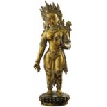Buddhistische Figur Nepal 20. Jh. Vergoldete Bronze mit Einlagen von Glassteinchen. Auf