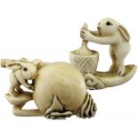 Zwei Netsuke mit Mondhasen Japan 1. H. 20. Jh. Elfenbein, die Augen eingelegt. Ein Hase beim