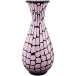 Vase "Netz" Murano um 1970. Wohl Barovier & Toso. Farbloses Glas mit rosafarbenem Überfang und