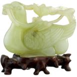 Jadefigur China 20. Jh. Ente mit Lotusblüte im Schnabel aus hellgrünem Stein mit wenigen dunklen