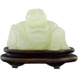 Jade Budai China 20. Jh. Grinsender Dickbauch-Buddha mit Fliegenwedel aus halbtransparentem grünem