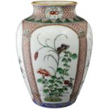 Porzellanvase China oder Frankreich um 1900. Bemalt mit Blumen-Kartuschen in der "wucai"-Palette.